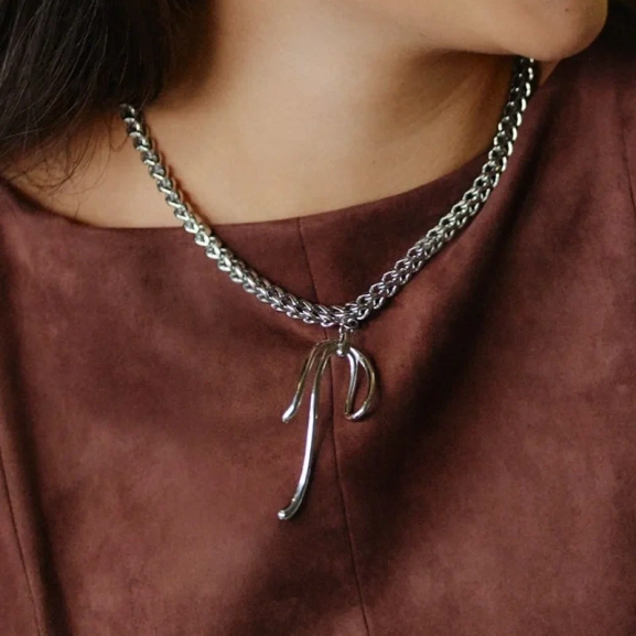 med ett intrikat spetsmönster i rostfritt stål