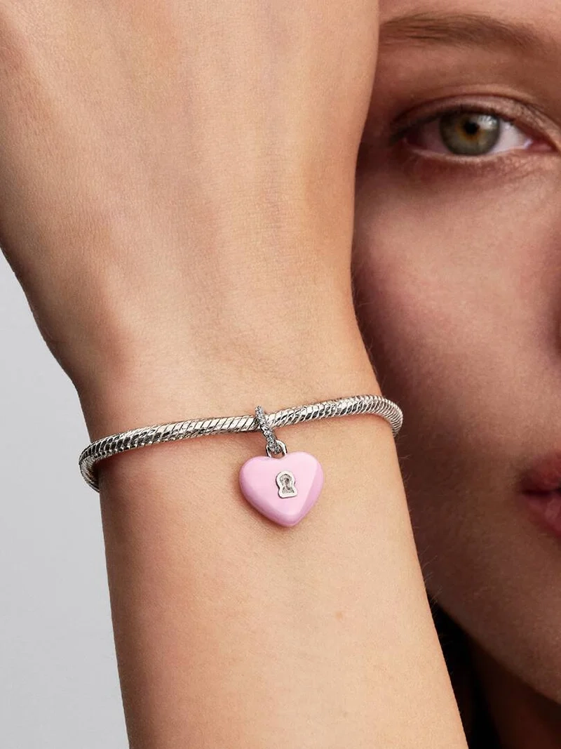 rosafarbener Keramik-Anhänger von Pandora mit Zirkonia-Stein und der Gravur „DEIN“. Ein Symbol ewiger Liebe