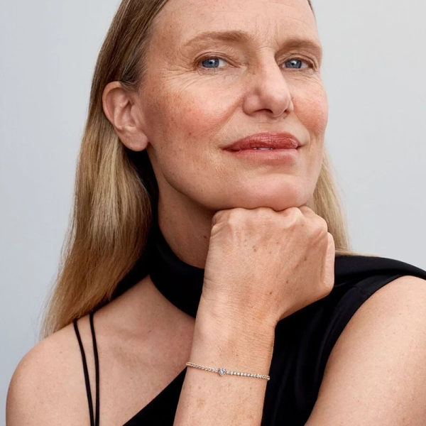 Sparkling Heart Tennisarmband Guld med hjärtformad sten i centrum och 58 fadeninfattade stenar runt handleden. En symbol för kärlek och skönhet