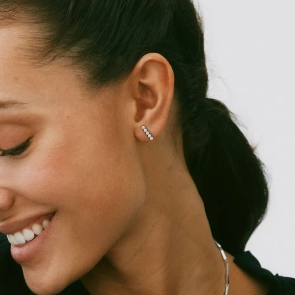 Elegant studsörhänge från Edblad Twiggy-kollektionen i polerat stål med fem gnistrande cubic zirconia-stenar