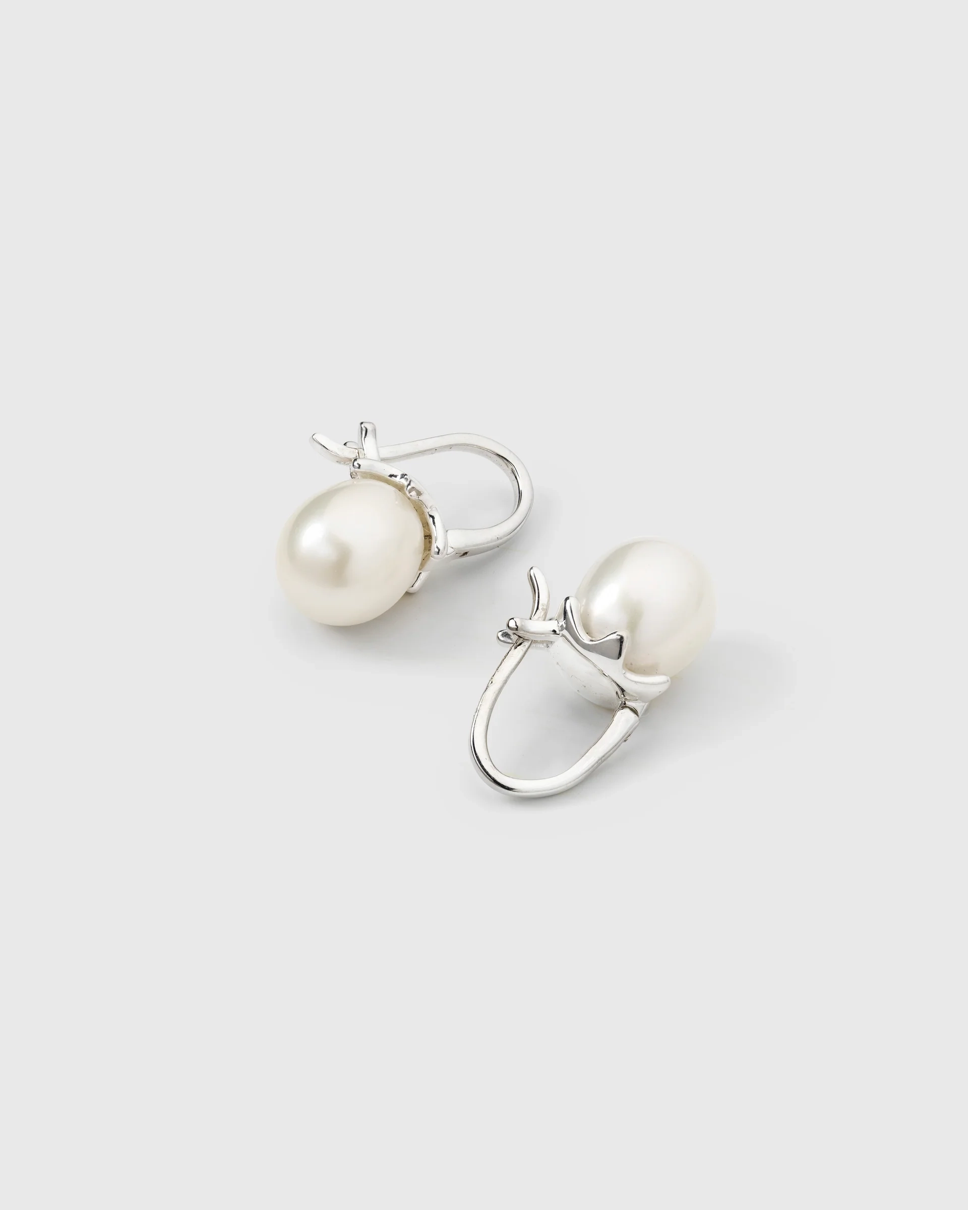 Florentina Pearl Earrings Silver från Syster P med droppformade sötvattenspärlor och fäste i återvunnet sterlingsilver.