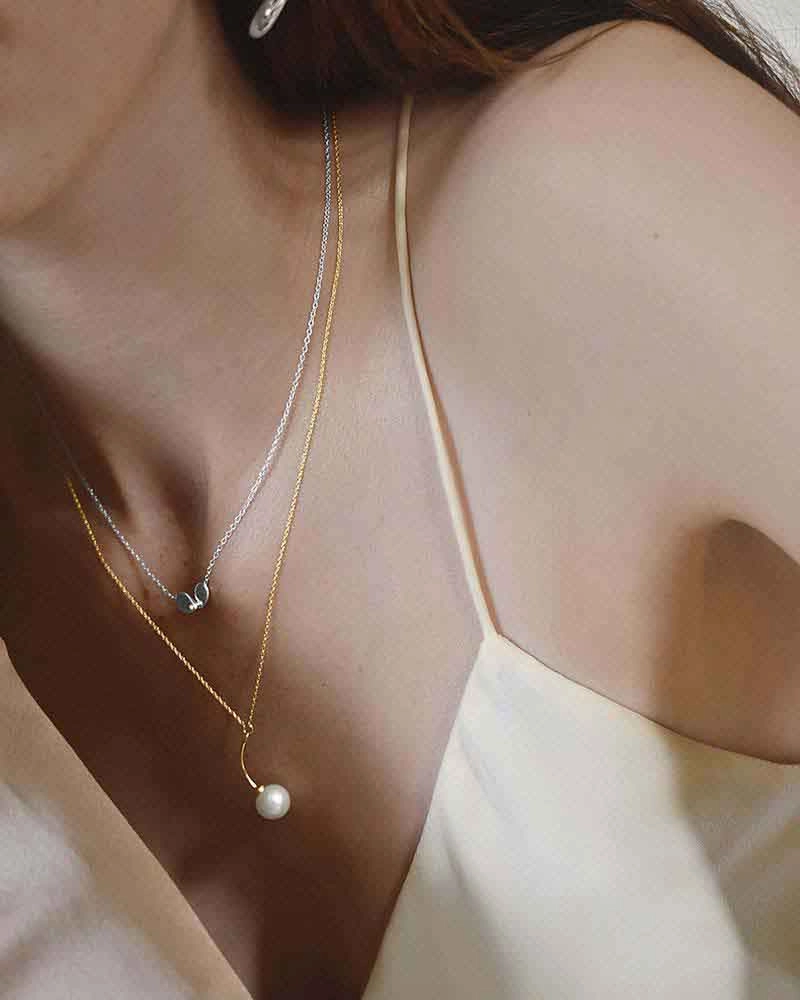 Le Pearl Single Necklace Gold - Drakenberg Sjölin Halsband - Snabb frakt & paketinslagning - Nordicspectra.se