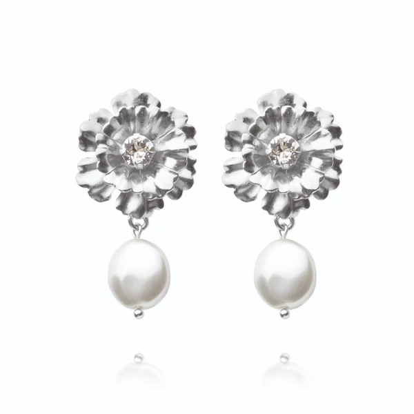 Blossom Pearl Earrings i rhodiumpläterad mässing med högkvalitativa kristaller