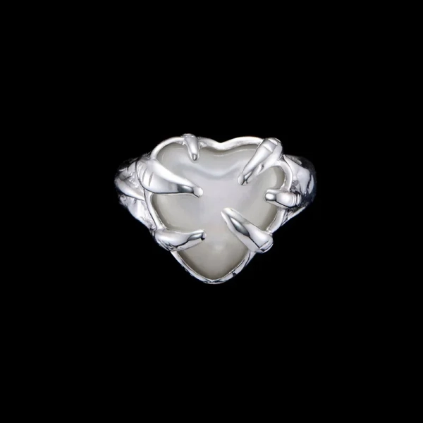 Der Ring „Acht der Stäbe“ aus Silber mit Perlmutt