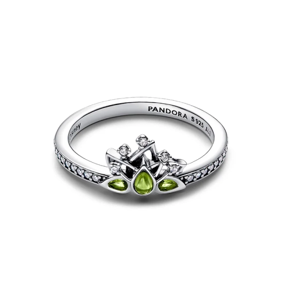 Prinsessring inspirerad av Disneyprinsessan Tiana med ljusgröna kristaller och kubisk zirkonia i liljeformad kudde. Tillverkad i sterlingsilver. Idealisk som personlig talisman.