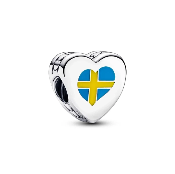 Hjärtformad berlock med svenska flaggans färger och städer ingraverade. Tillverkad i sterlingsilver och emalj. En symbol för passion för Sverige och dess kulturarv.