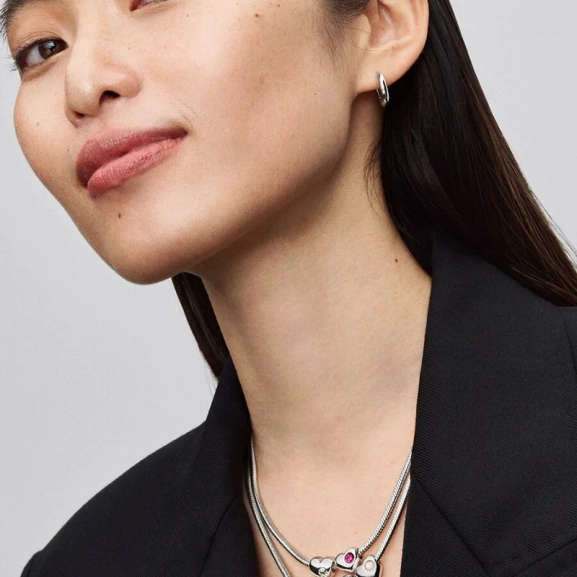 symboliserar styrka och passion. En personlig gåva för den som fyller år i januari.