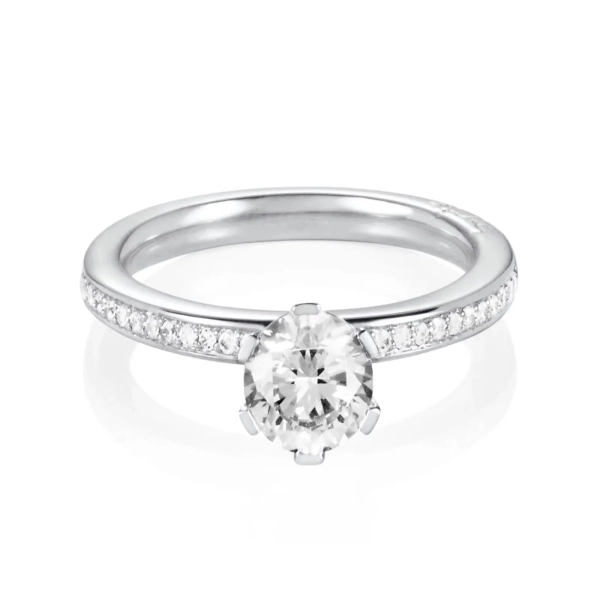 High On Love & Stars Ring 1.0 ct i 18K vitguld med en briljantslipad diamant och pavédiamanter längs den smala skenan