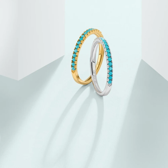 elegant och smal ring i 18K guldpläterat silver med turkos cubic zirconia-sten.