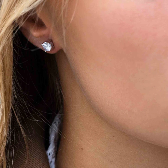 eleganta små örhängen i 18K guldpläterat silver med gnistrande cubic zirconia.