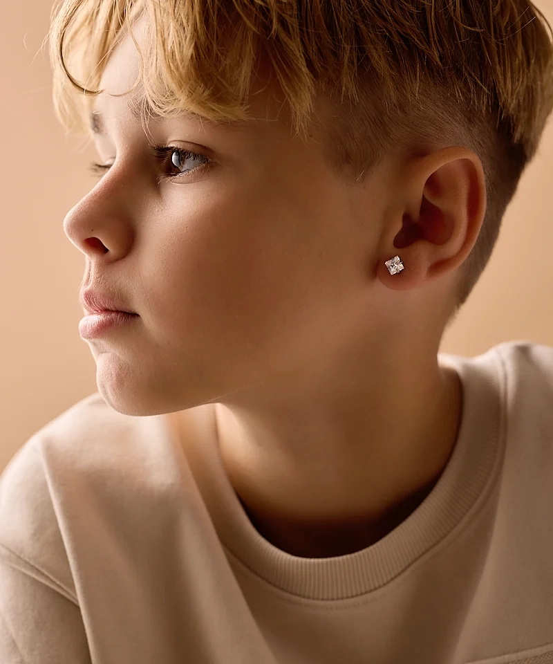 Blomdahl örhängen i medicinsk titan med 7 mm vit cubic zirconia och elegant markerad kant