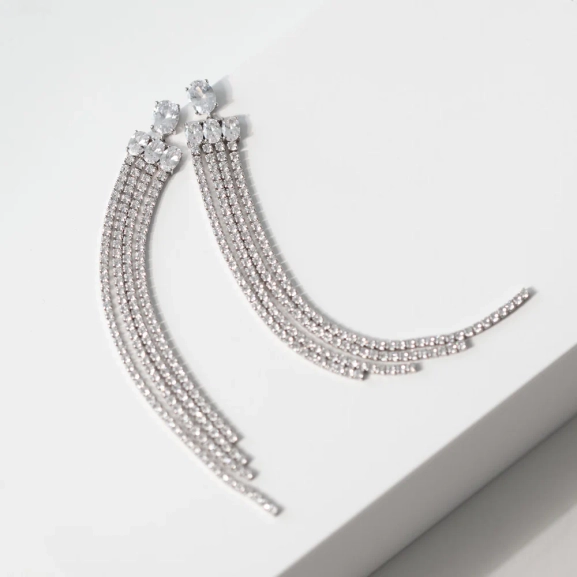 Ellisse Lungo Grande Örhängen i silver med gnistrande Cubic Zirconia-stenar från Sif Jakobs Ellisse-kollektion.