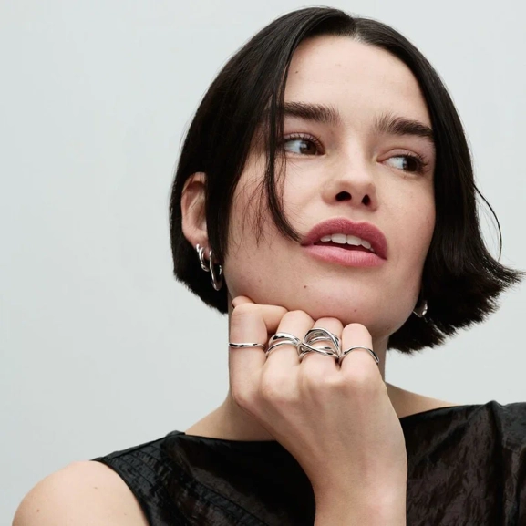 Q224_D_PDP_Model_Styled_33_1x1_RGB