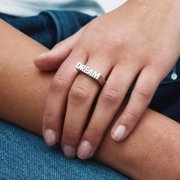 Ring i 14K guldplätering med grafiskt utformat budskap