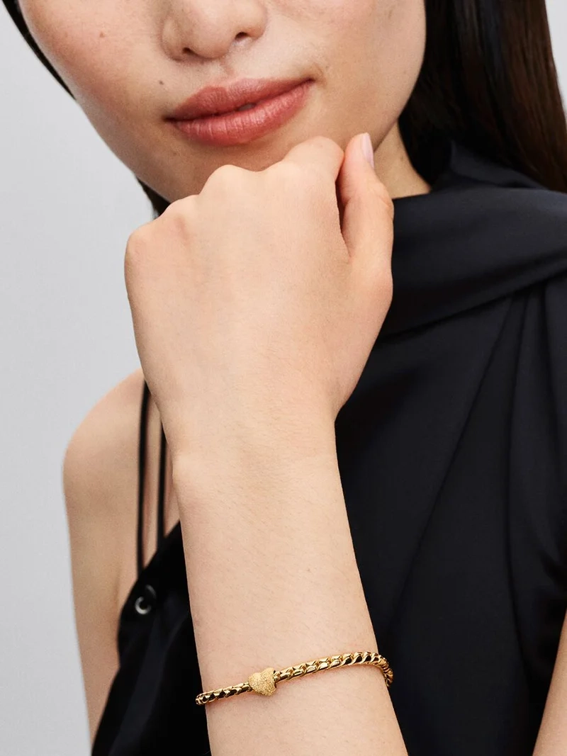 Berlockset Mini Hjärta & Mini Fjäril Guld från Pandora Moments ger glittrande effekt till ditt berlockarmband med strukturerad yta på hjärtat och fjärilen.