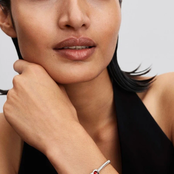 Röd hjärtberlock med glödande kristall i silver från Pandora Moments