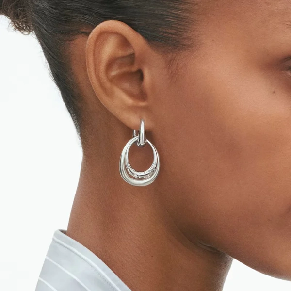 Offspring Dubbla Örhängen Mellan i silver med sammanlänkade former och briljantslipade diamanter från Georg Jensen.