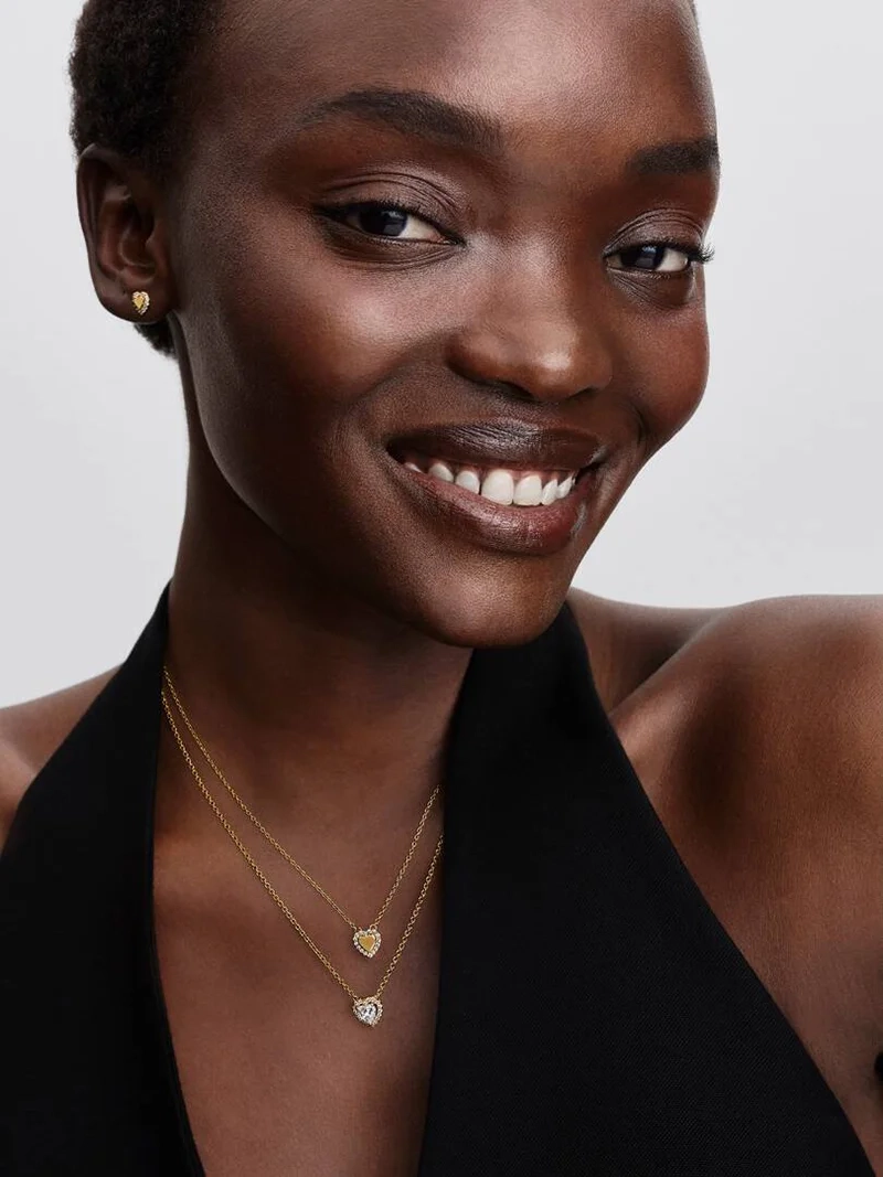 Hjärta Collierhalsband Guld från Pandora Timeless. Ett vackert halsband med 14K guldhjärta och gnistrande zirkoniastenar. En symbol för kärlek och närhet att bära med stil och ömhet.