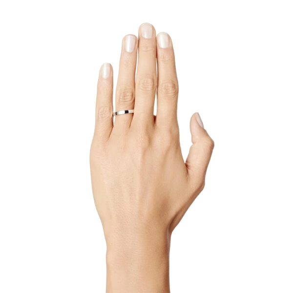 3 mm bred ring i platina med mjukt rundad profil och Efva Attlings signatur på sidan.