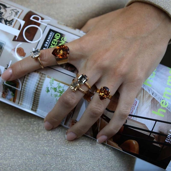 Mini Drop Ring Gold Light Amber - Caroline Svedbom - Snabb frakt & paketinslagning - Nordicspectra.se