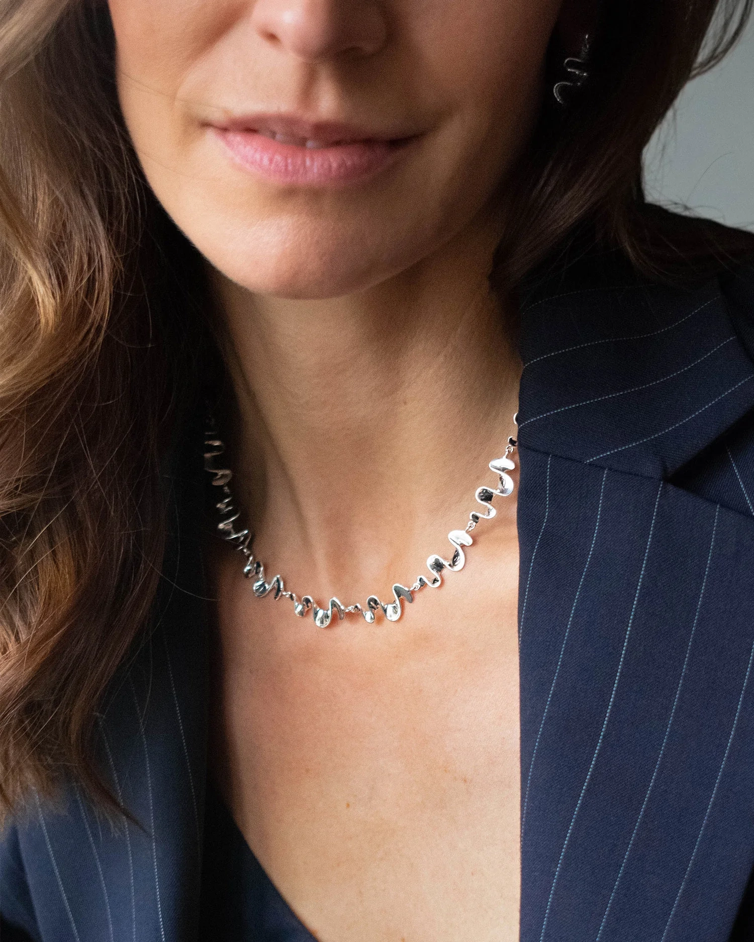 skulpturalt halsband från Drakenberg Sjölin med skandinavisk elegans.