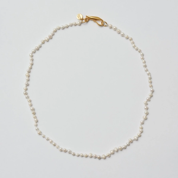 Knitted Pearl Necklace Gold med barocka sötvattenspärlor i stickad design och gyllene lås