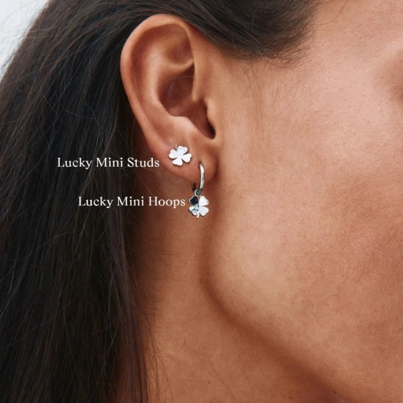 Örhängen i polerat rostfritt stål med stilren ring och avtagbart hänge format som en fyrklöver.