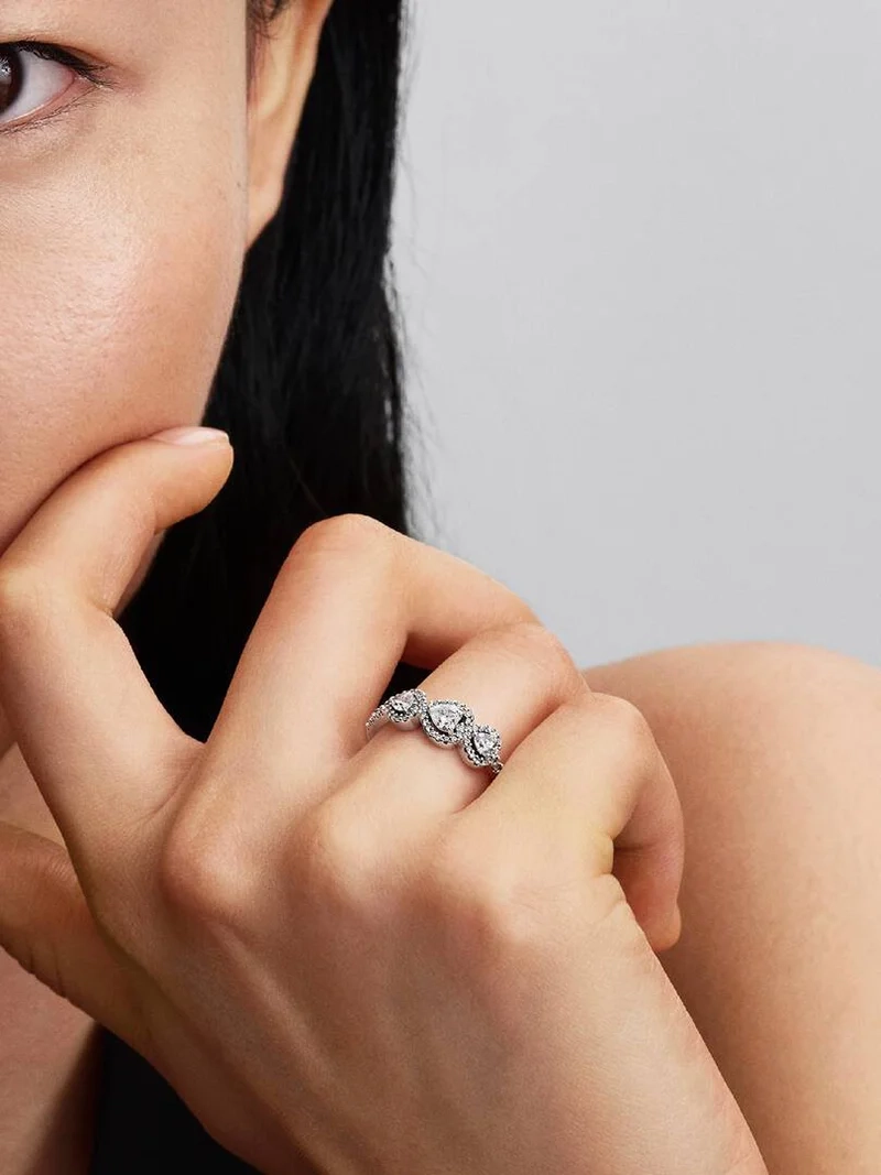 jossa on kolme sydämenmuotoista kiveä Pandora Timeless -mallistosta. Valmistettu sterlinghopeasta ja koristeltu sydämenmuotoisilla jalokivillä. Ikuisen rakkauden ja kauneuden symboli.