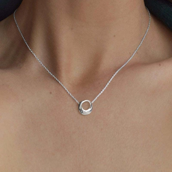 Orbit Drop Necklace - Drakenberg/Sjölin - Suuri valikoima & ilmainen lahjapaketointi - Nordicspectra.fi