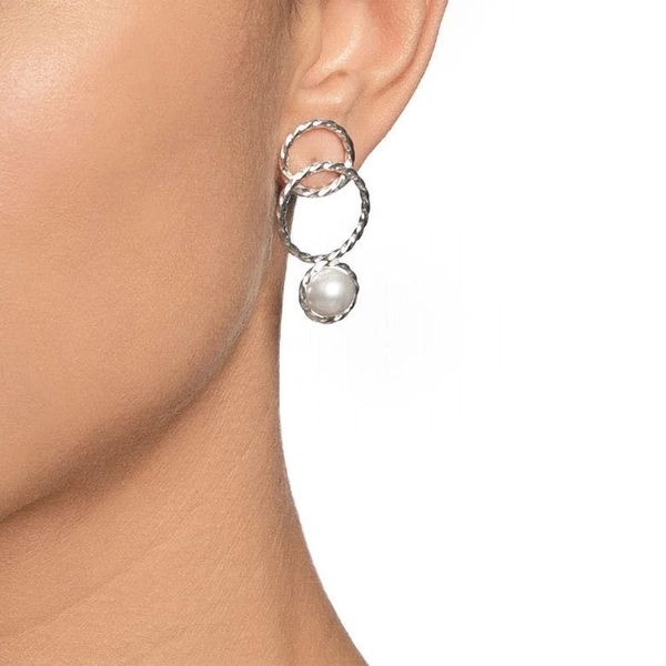 Twisted Orbit Earrings - Pearl - Efva Attling örhängen - Snabb frakt & paketinslagning - Nordicspectra.se