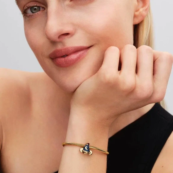 umgeben von Mond und Sternen. Symbol für Kreativität und Träume. Disney x Pandora Kollektion.