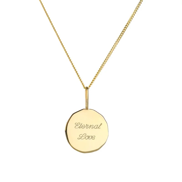 Eternal Love Coin Gold-Halskette mit rundem Anhänger aus 18 Karat vergoldetem Messing und eingraviertem Text „Eternal Love“ von Emma Israelsson.
