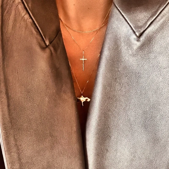 Organic Cross Necklace Gold - Emma Israelsson - 1-2 dagars leverans &  gratis paketinslagning