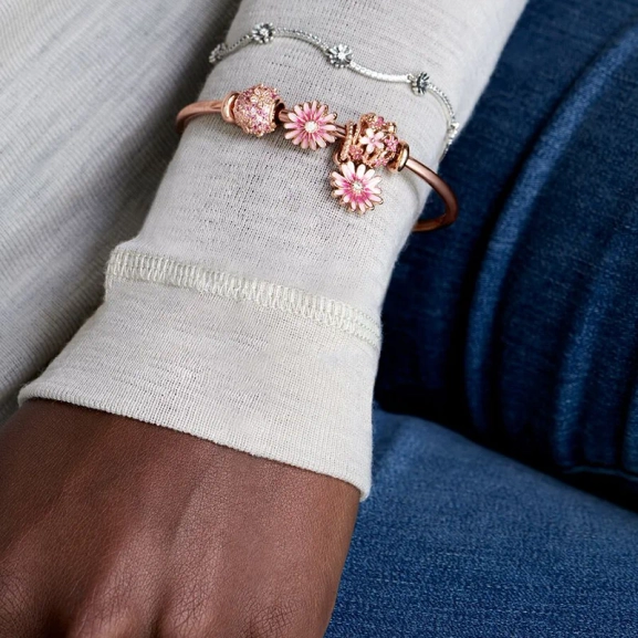 Pandoras rosa Tusensköna Berlock Rosé med handapplicerad rosa emalj och gnistrande kubiska zirkoniastenar. Symboliserar styrka och frihet.