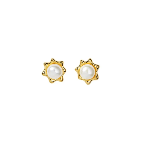 Florentina Pearl Studs Gold – handgefertigte Ohrringe aus 18-karätig vergoldetem Silber mit Süßwasserperlen