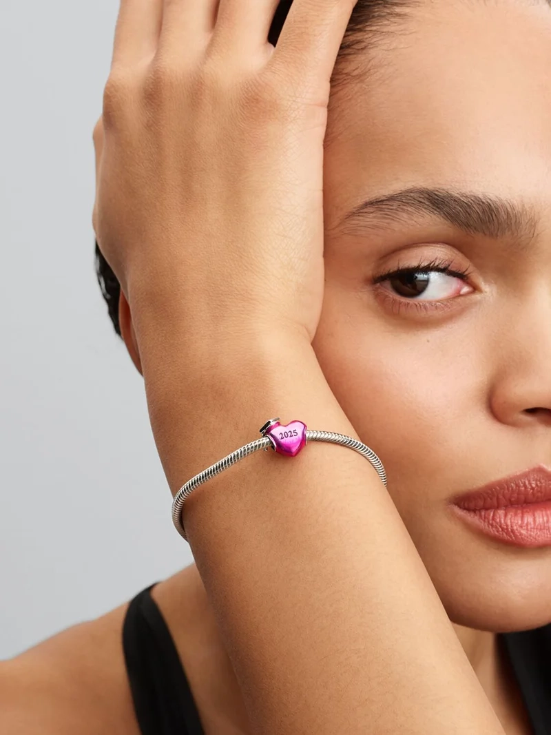 Hjärtformad Examensberlock 2025 från Pandora. En symbol för dina framgångar med examensmössa på rosa emaljerat hjärta i sterlingsilver.