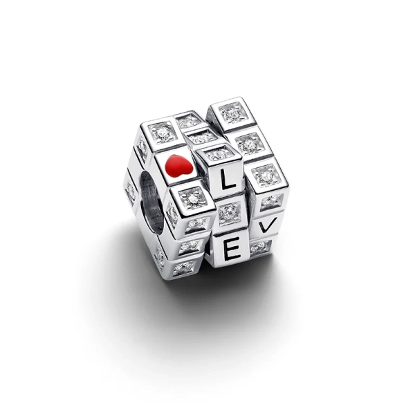 Rörlig Kärlekskub Berlock i glänsande sterlingsilver med röda hjärtan