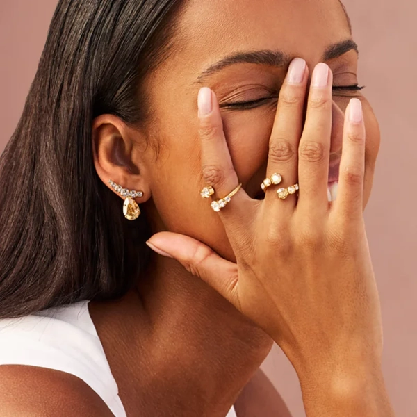 guldpläterade örhängen med gnistrande Swarovski® kristaller från Caroline Svedbom.