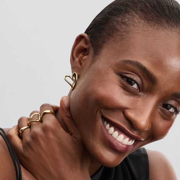 inspirerade av naturens kurvor. Perfekt komplement till din stil med en touch av elegans. Passar perfekt med matchande smycken för en modern tolkning av kärlekens symbol.