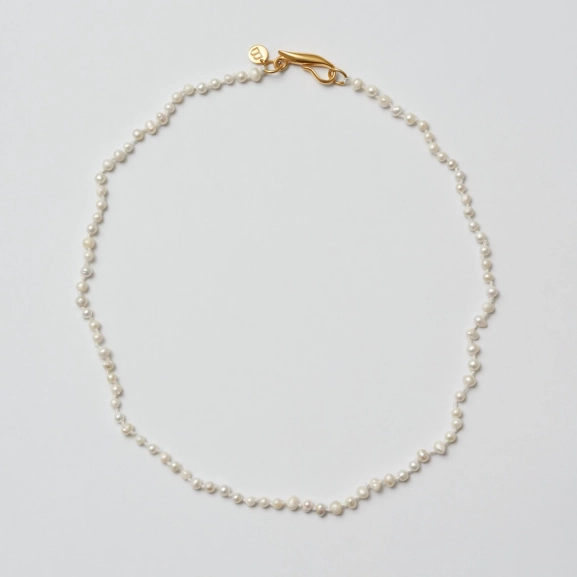Knitted Pearl Necklace Gold med barocka sötvattenspärlor i stickad design och gyllene lås