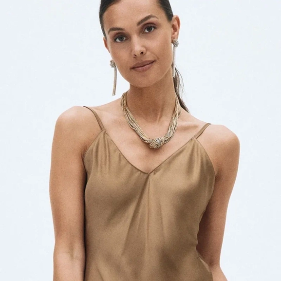 Örhängen i 14K guldplätering med knutdesign och cubic zirconia-stenar