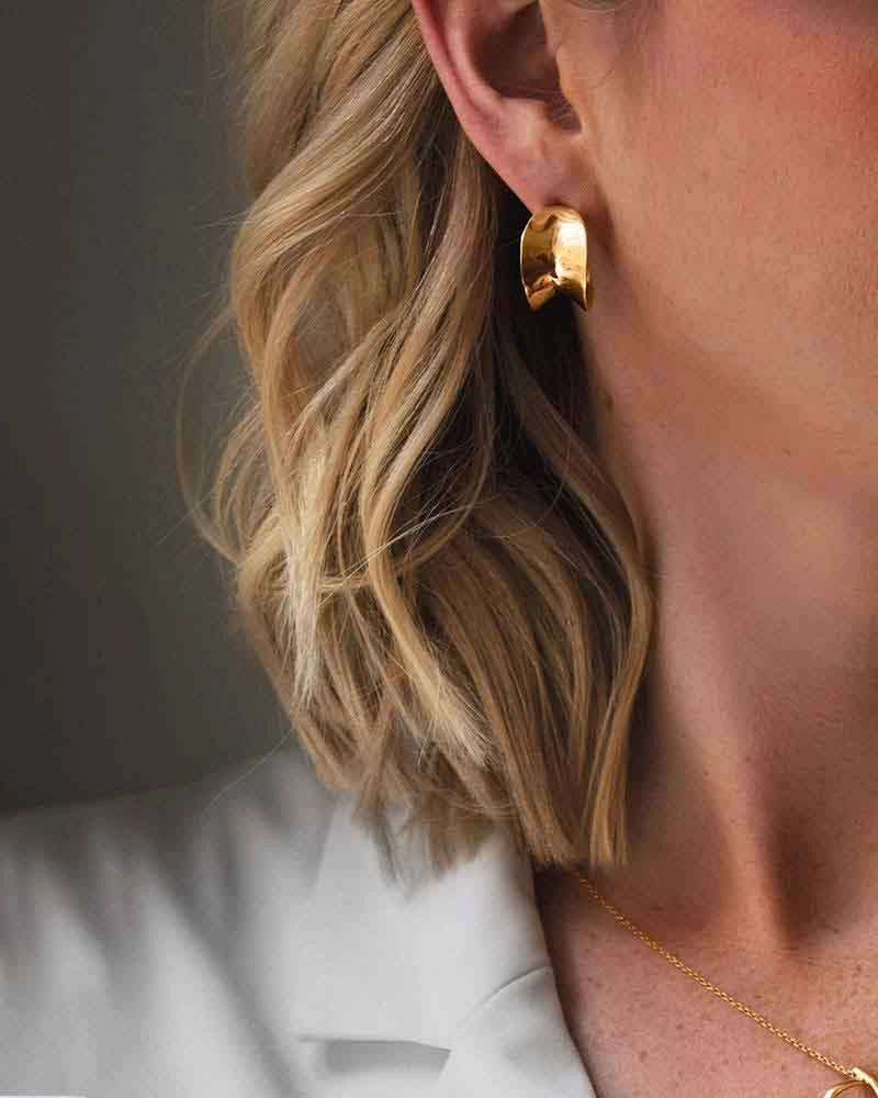 Wave Small Hoops Gold - Drakenberg Sjölin Örhängen - Snabb frakt & paketinslagning - Nordicspectra.se