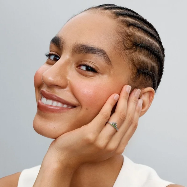 Prinsessring inspirerad av Disneyprinsessan Tiana med ljusgröna kristaller och kubisk zirkonia i liljeformad kudde. Tillverkad i sterlingsilver. Idealisk som personlig talisman.