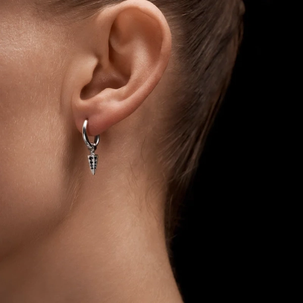 Tiny Poison Arrow Pavé Earring Black Spinel - Maria Nilsdotter - 1-2 dagars leverans - Nordic Spectra