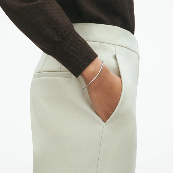 AW25_ECOM_ON-MODEL_OFFSPRING_SLIM_OPEN_BANGLE_20000037