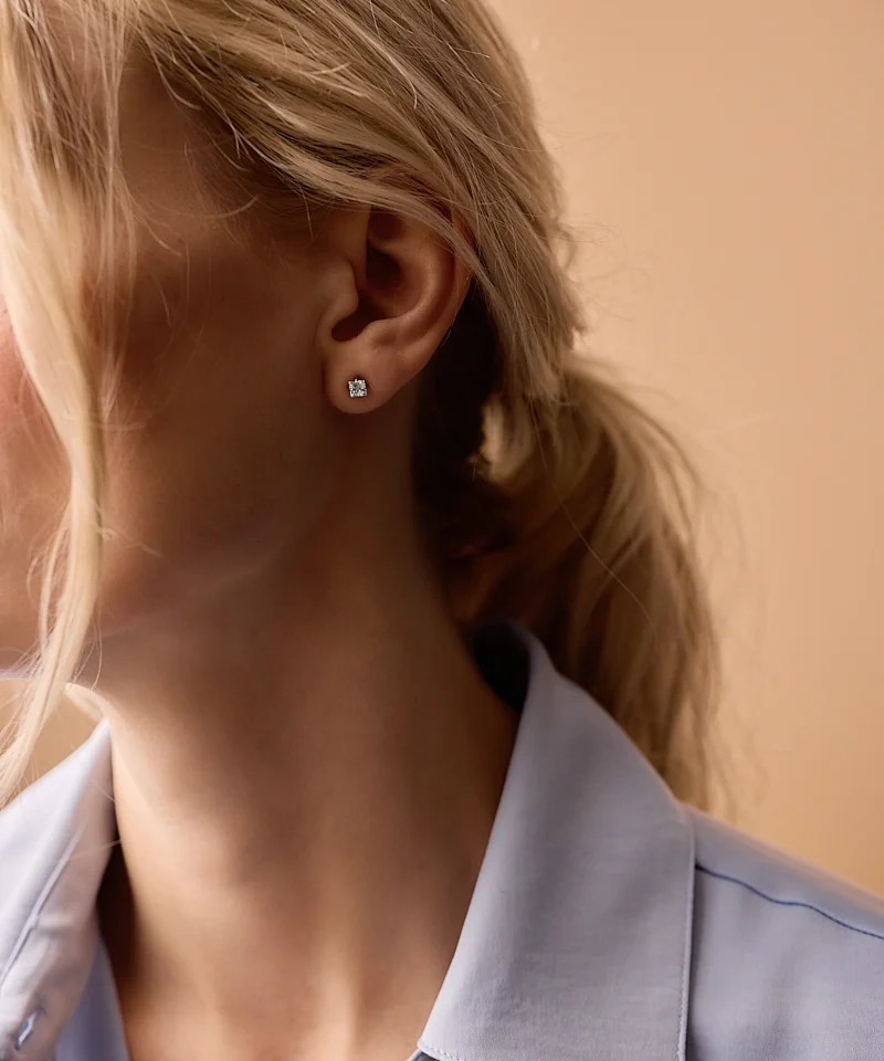 Fyrkantiga aquamarinörhängen i medicinsk titan med gnistrande cubic zirconia