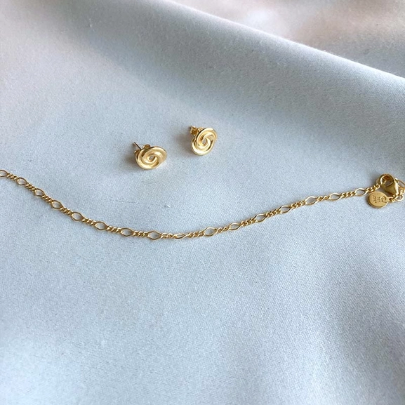 Loop Bun Ear Gold -CU Jewellery - Snabb frakt & paketinslagning - Nordicspectra.se