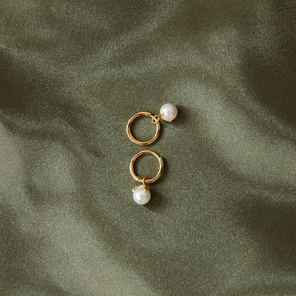 Letters Pearl Pendant Gold -CU Jewellery - Snabb frakt & paketinslagning - Nordicspectra.se