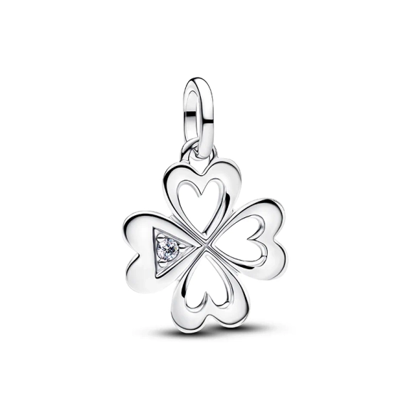 Medaillon-Charm in Form eines vierblättrigen Kleeblatts aus Silber von Pandora ME mit herzförmigen Blättern und funkelnden Zirkonia.