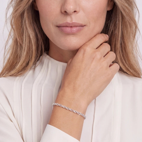silberfarbenes Armband mit ineinander verschlungenen Gliedern und glänzender Oberfläche